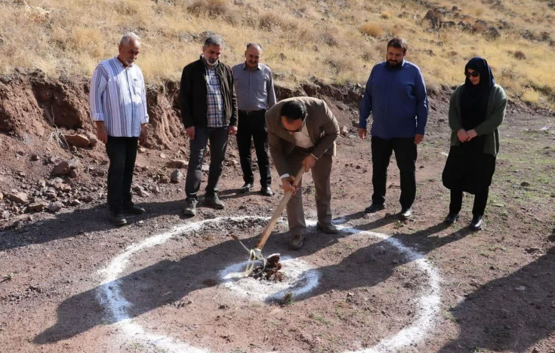 آیین کلنگ زنی طرح تولید و پرورش ماهی در بخش مرکزی شهرستان طالقان برگزار شد.